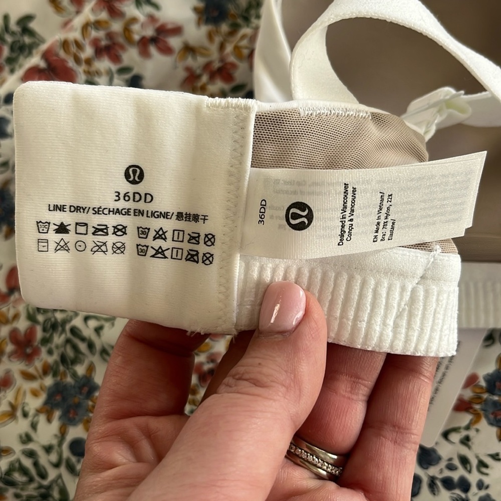 Lululemon ladies sports bra- never worn- high support bra